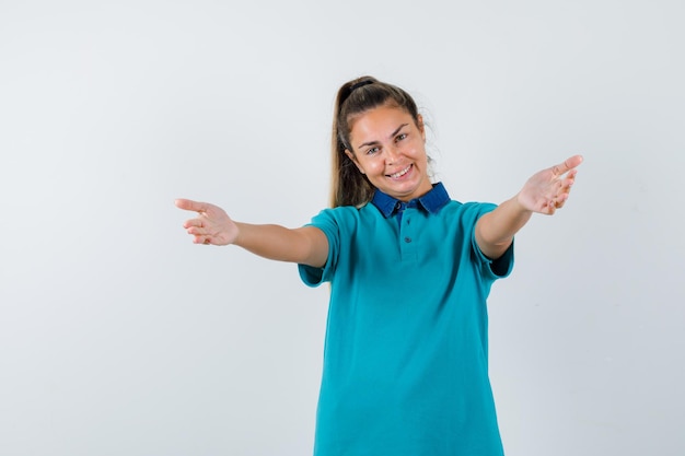 Chica joven expresiva posando en el estudio