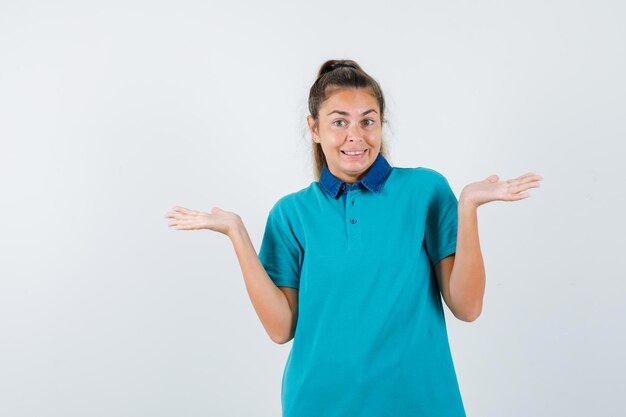 Chica joven expresiva posando en el estudio