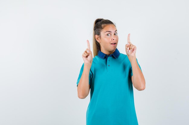 Chica joven expresiva posando en el estudio