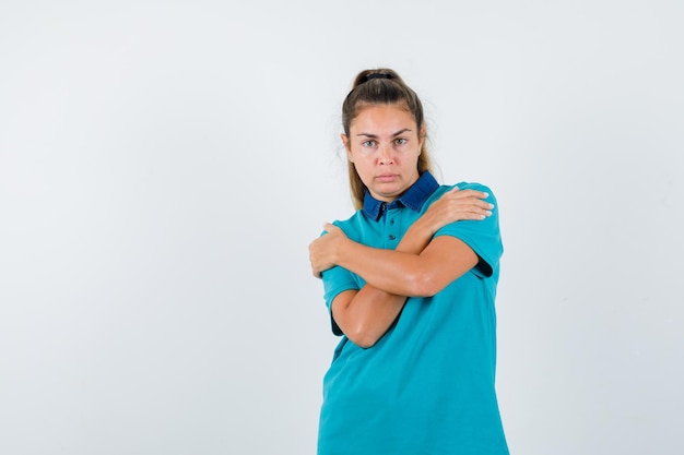 Chica joven expresiva posando en el estudio