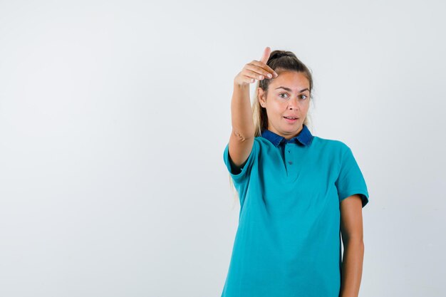 Chica joven expresiva posando en el estudio