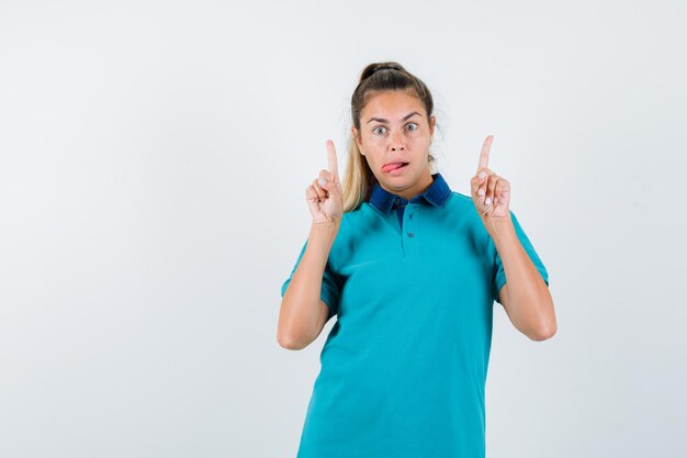 Chica joven expresiva posando en el estudio