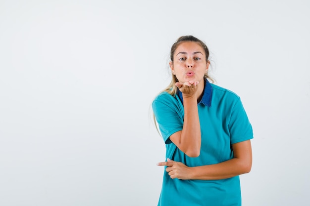 Chica joven expresiva posando en el estudio