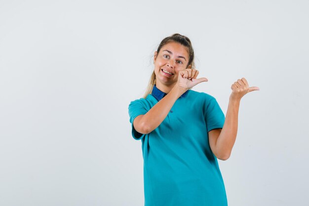 Chica joven expresiva posando en el estudio