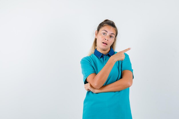 Chica joven expresiva posando en el estudio