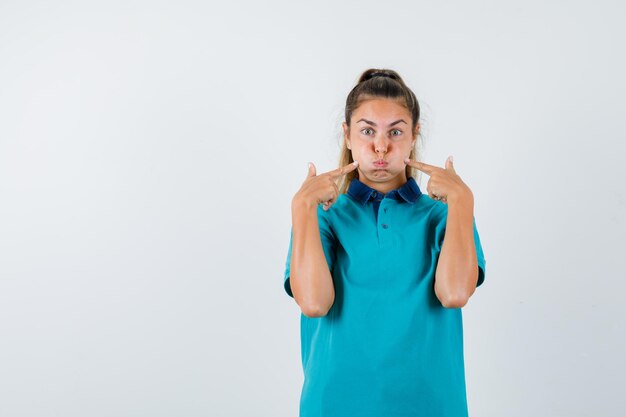 Chica joven expresiva posando en el estudio