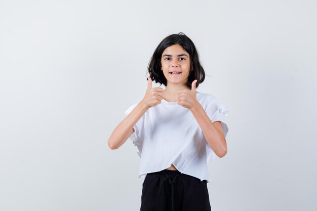 Chica joven expresiva posando en el estudio