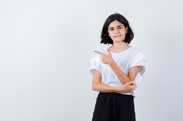 Chica joven expresiva posando en el estudio