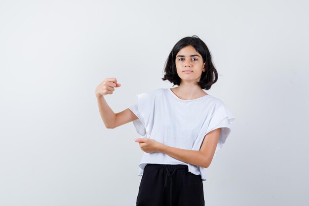 Chica joven expresiva posando en el estudio