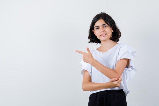 Chica joven expresiva posando en el estudio