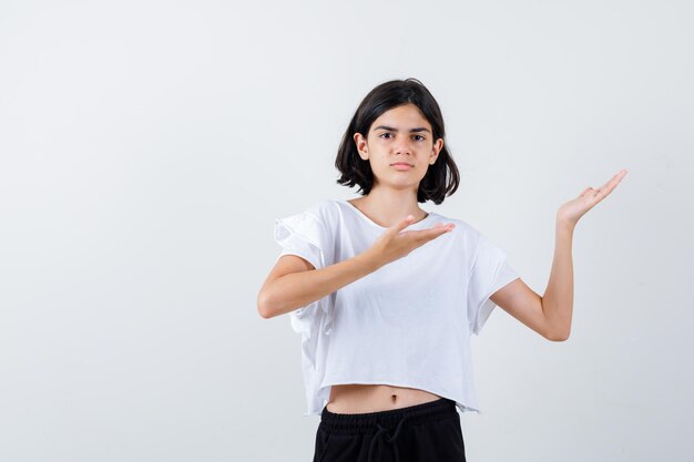 Chica joven expresiva posando en el estudio