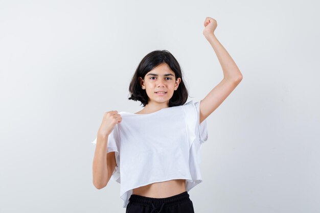 Chica joven expresiva posando en el estudio