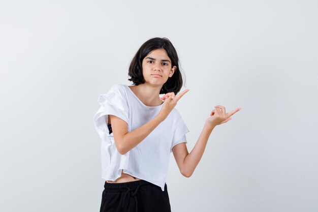 Chica joven expresiva posando en el estudio