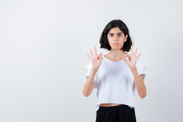 Chica joven expresiva posando en el estudio