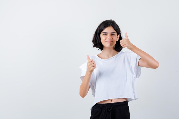 Chica joven expresiva posando en el estudio