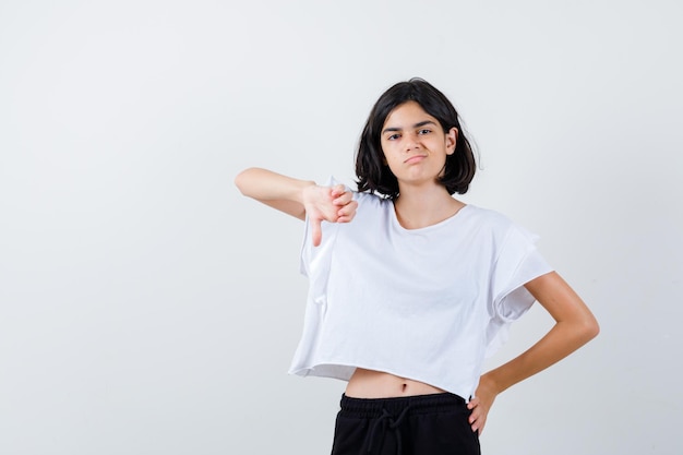 Chica joven expresiva posando en el estudio