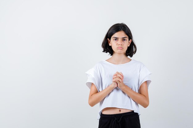 Chica joven expresiva posando en el estudio