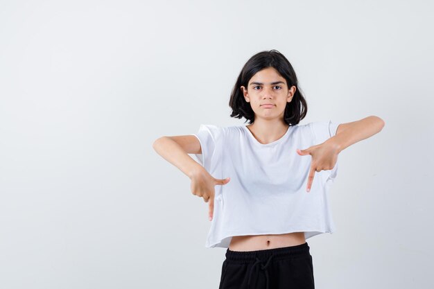 Chica joven expresiva posando en el estudio