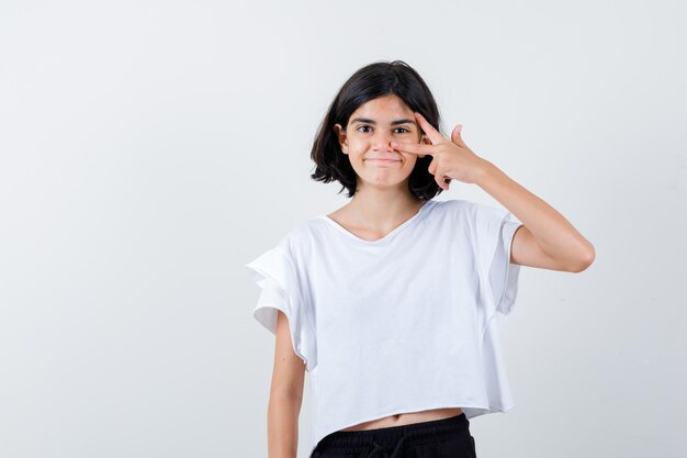 Chica joven expresiva posando en el estudio