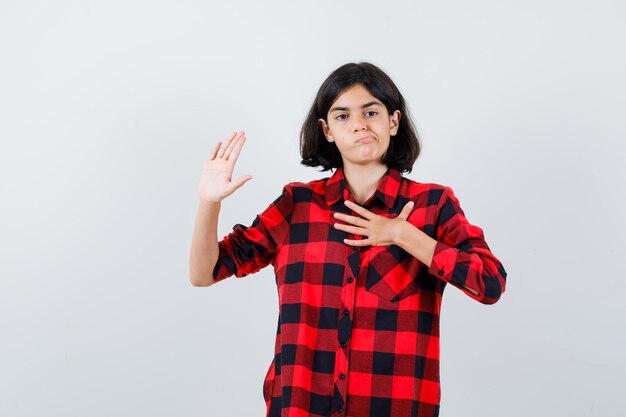 Foto gratuita chica joven expresiva posando en el estudio