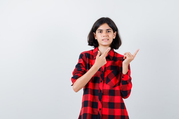 Chica joven expresiva posando en el estudio