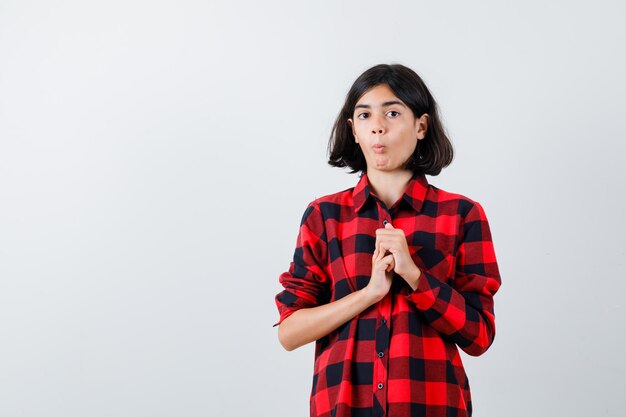 Chica joven expresiva posando en el estudio