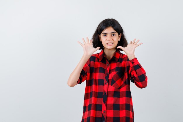 Chica joven expresiva posando en el estudio