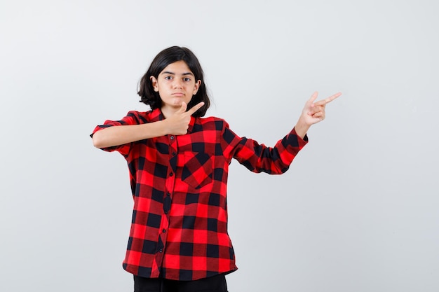 Foto gratuita chica joven expresiva posando en el estudio