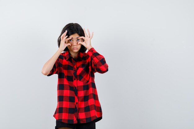 Foto gratuita chica joven expresiva posando en el estudio