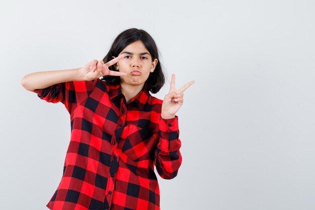 Chica joven expresiva posando en el estudio