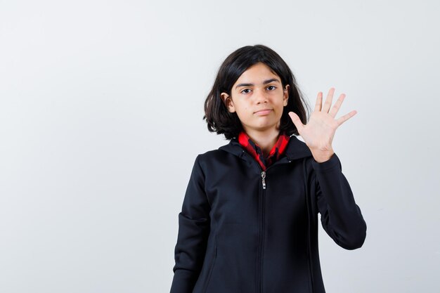 Chica joven expresiva posando en el estudio