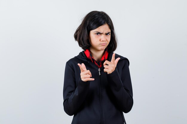 Chica joven expresiva posando en el estudio