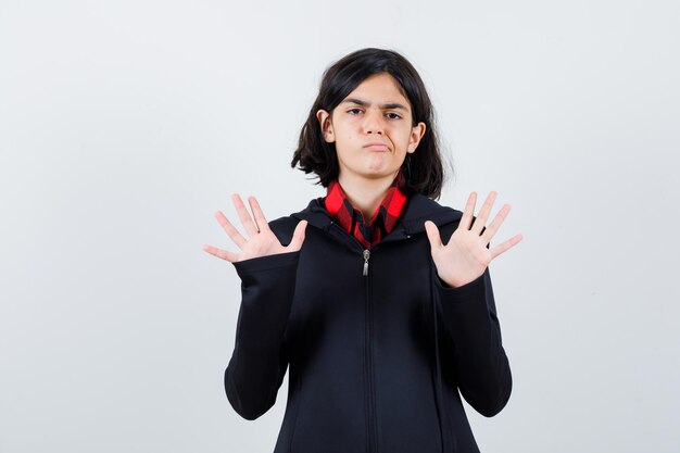 Chica joven expresiva posando en el estudio