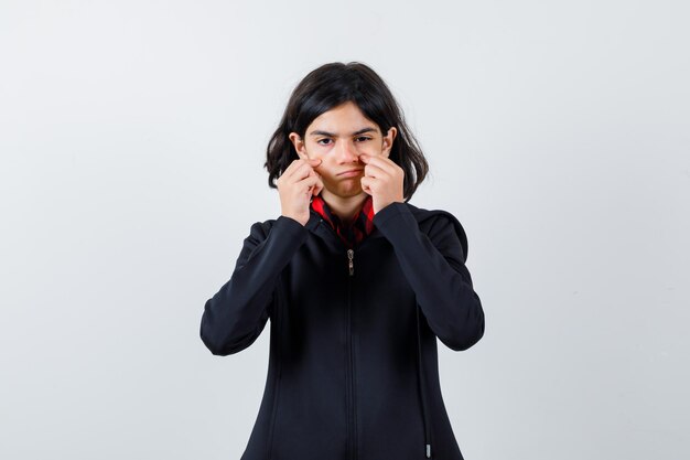 Chica joven expresiva posando en el estudio