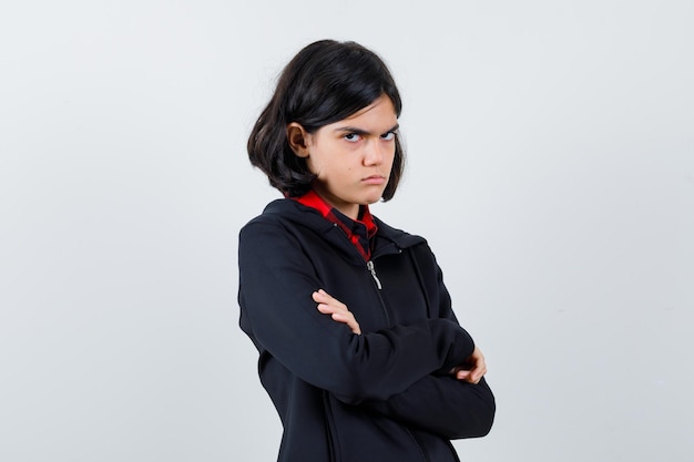 Chica joven expresiva posando en el estudio