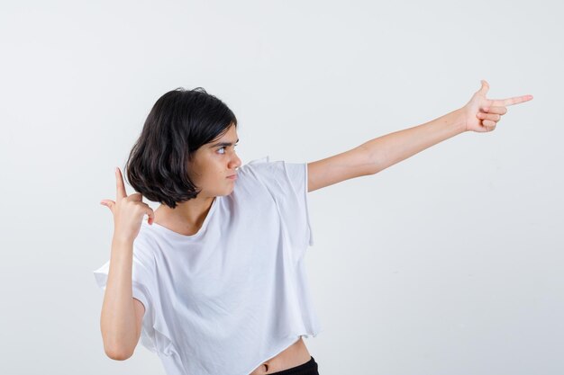 Chica joven expresiva posando en el estudio