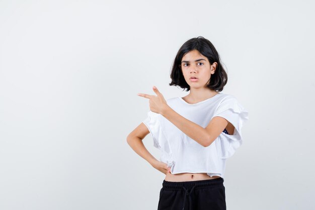 Chica joven expresiva posando en el estudio