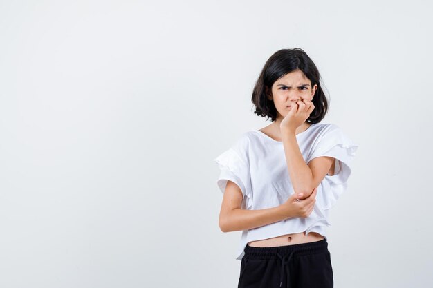 Chica joven expresiva posando en el estudio