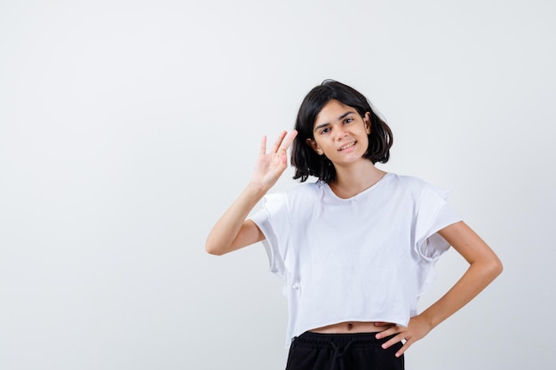 Chica joven expresiva posando en el estudio