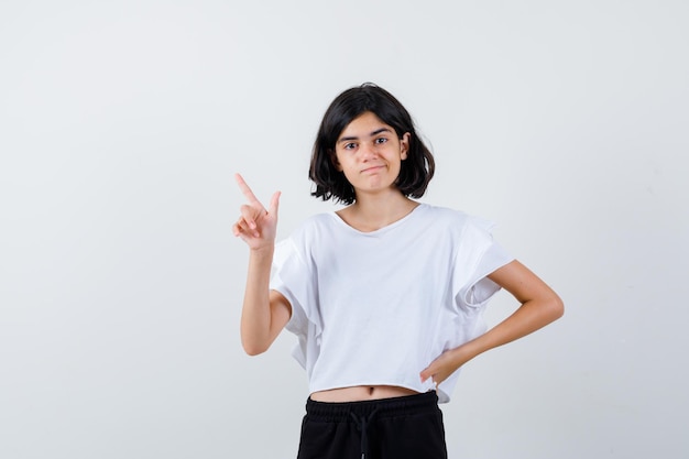 Chica joven expresiva posando en el estudio