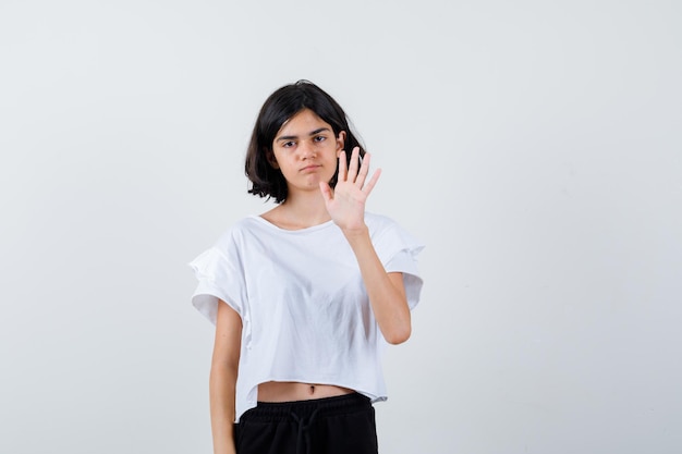 Chica joven expresiva posando en el estudio