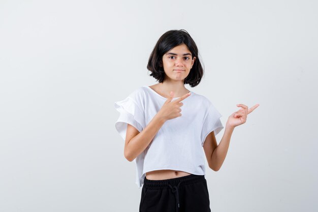 Chica joven expresiva posando en el estudio