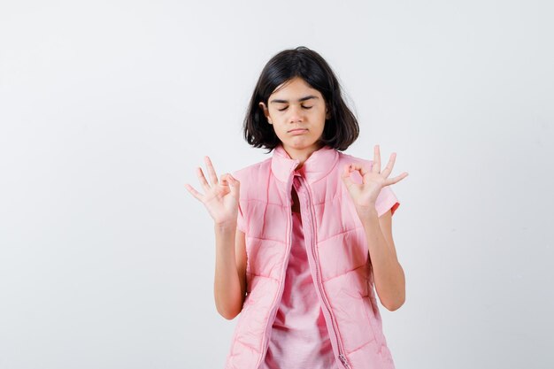 Chica joven expresiva posando en el estudio