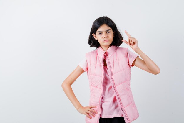 Chica joven expresiva posando en el estudio