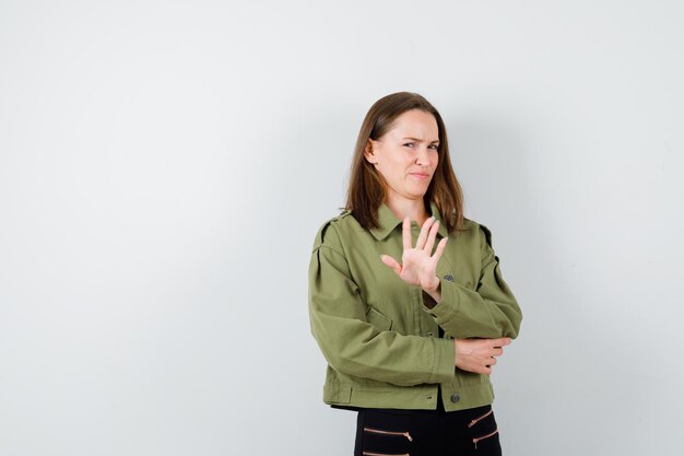 Foto gratuita chica joven expresiva posando en el estudio