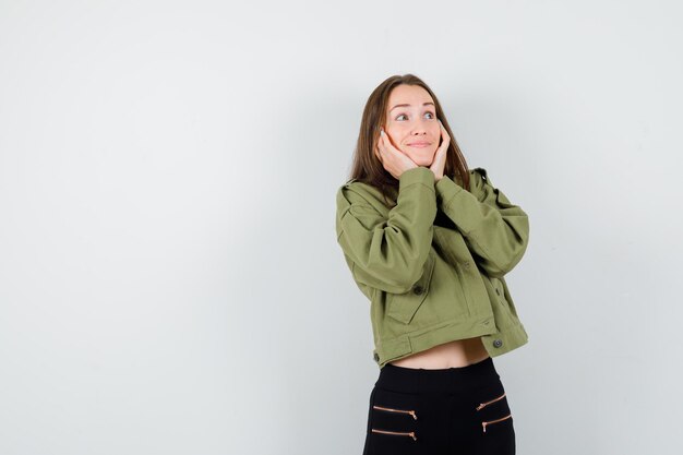 Chica joven expresiva posando en el estudio