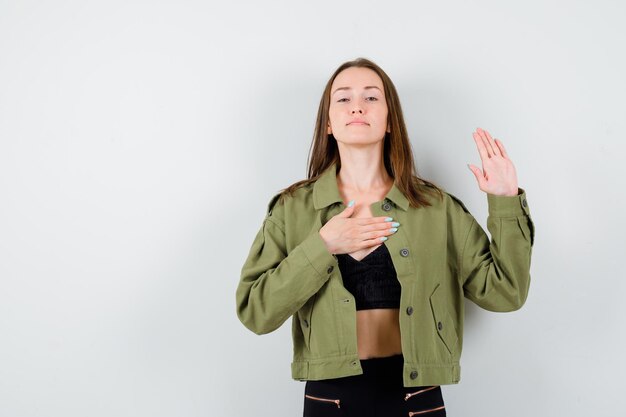 Chica joven expresiva posando en el estudio