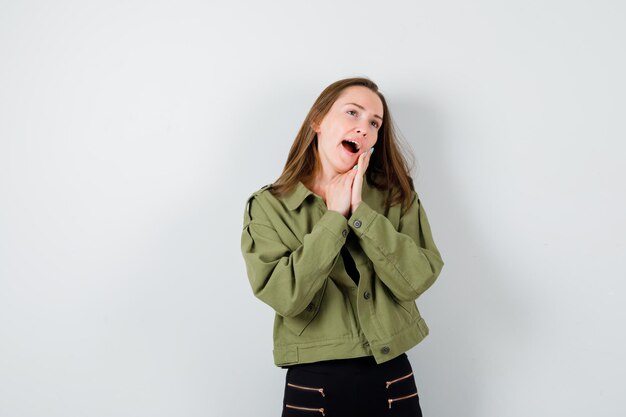 Chica joven expresiva posando en el estudio