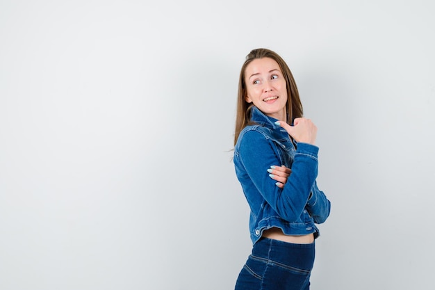 Chica joven expresiva posando en el estudio