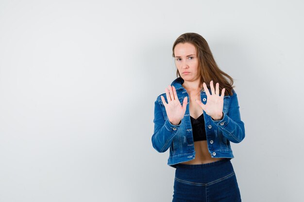 Chica joven expresiva posando en el estudio